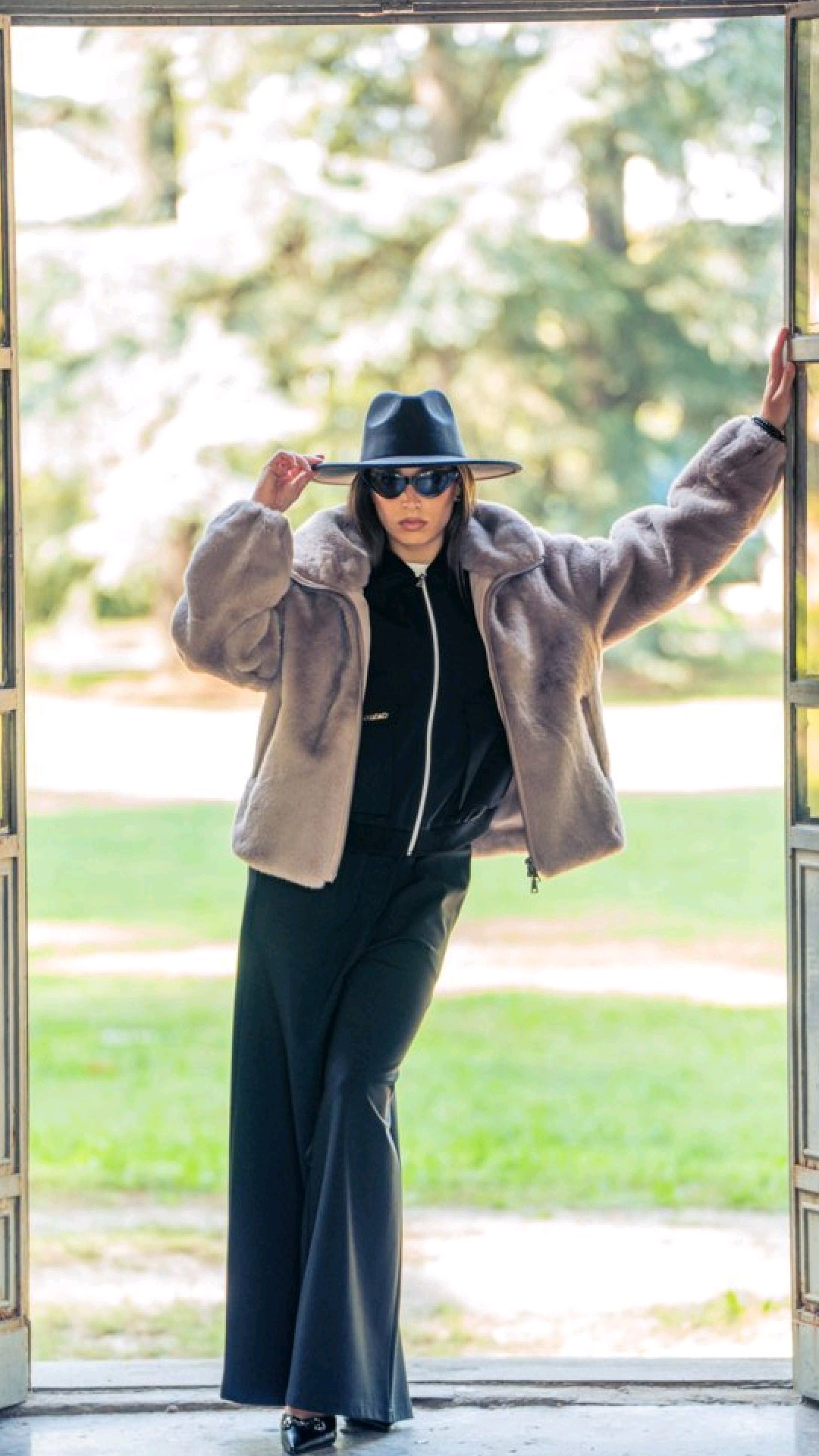 Women's suit - Image 2