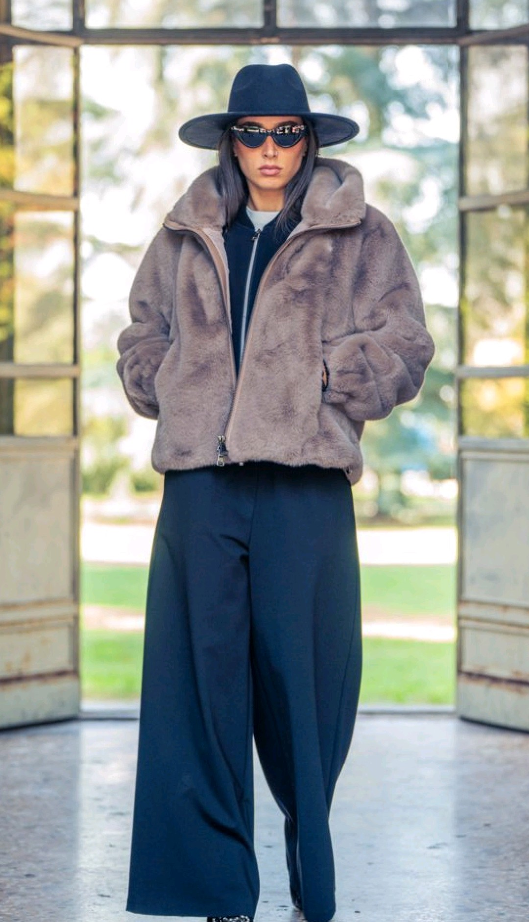 Women's suit - Image 3