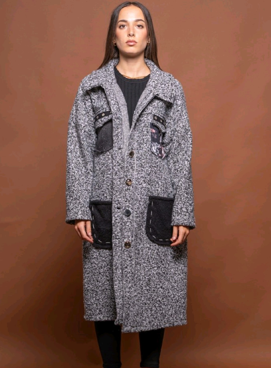 Long grey coat with a printed patch details