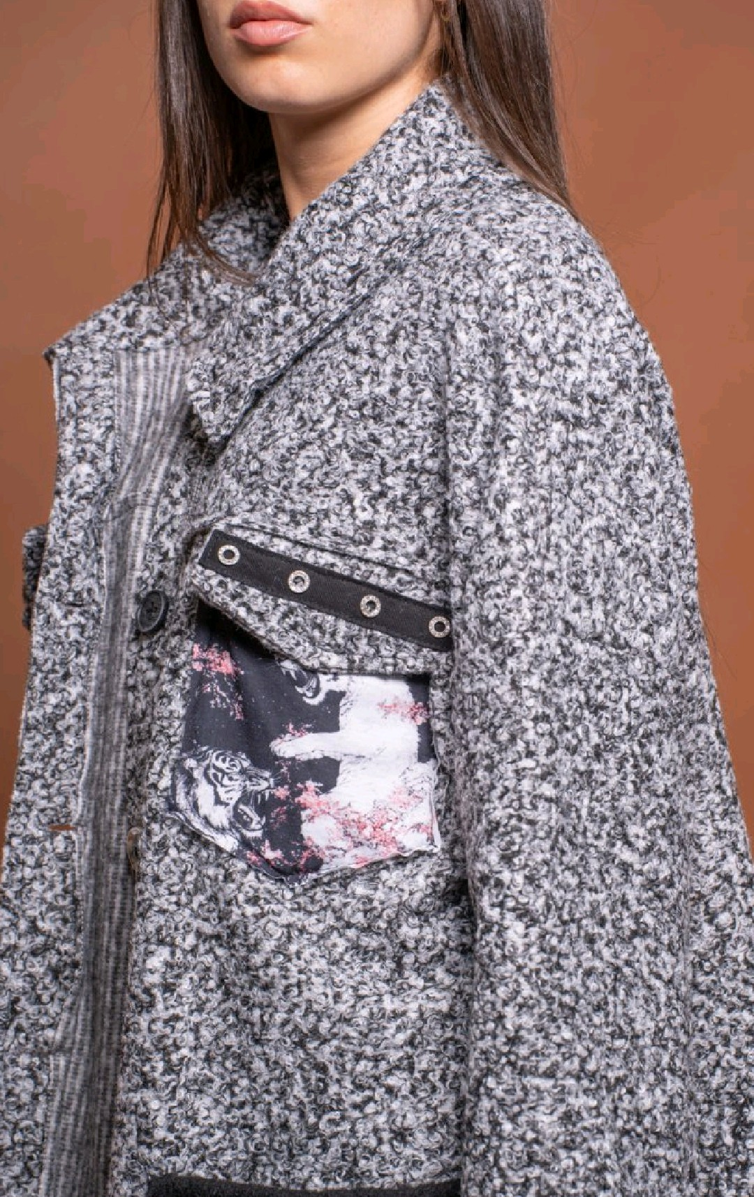 Long grey coat with a printed patch details - Image 2
