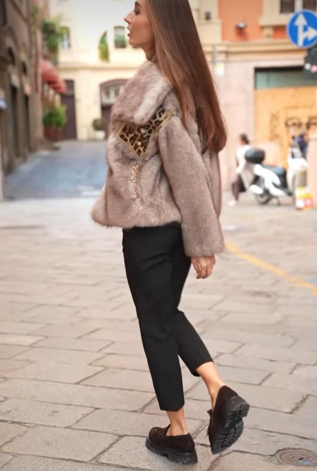 Faux fur coat with animal print pockets - Image 4