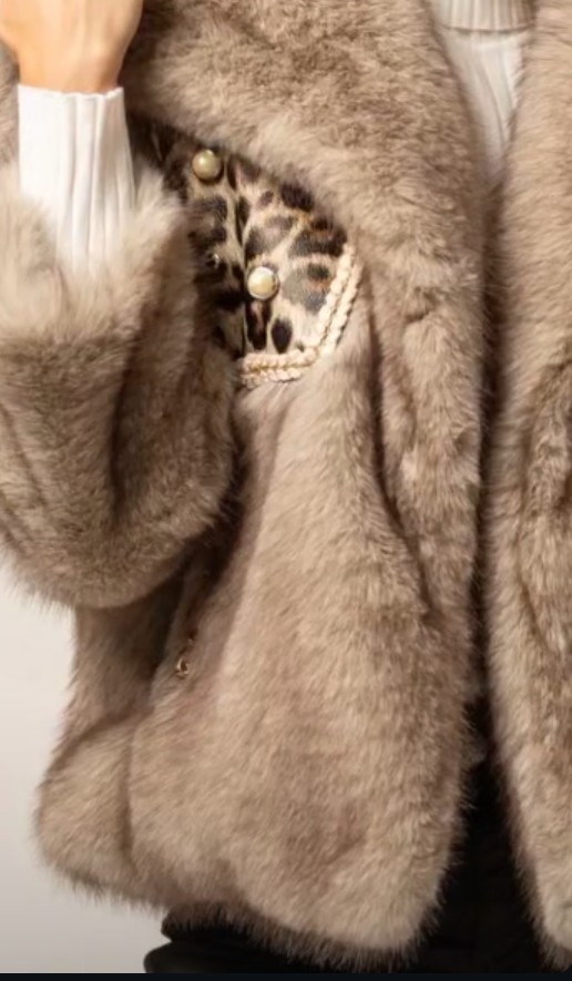 Faux fur coat with animal print pockets - Image 3